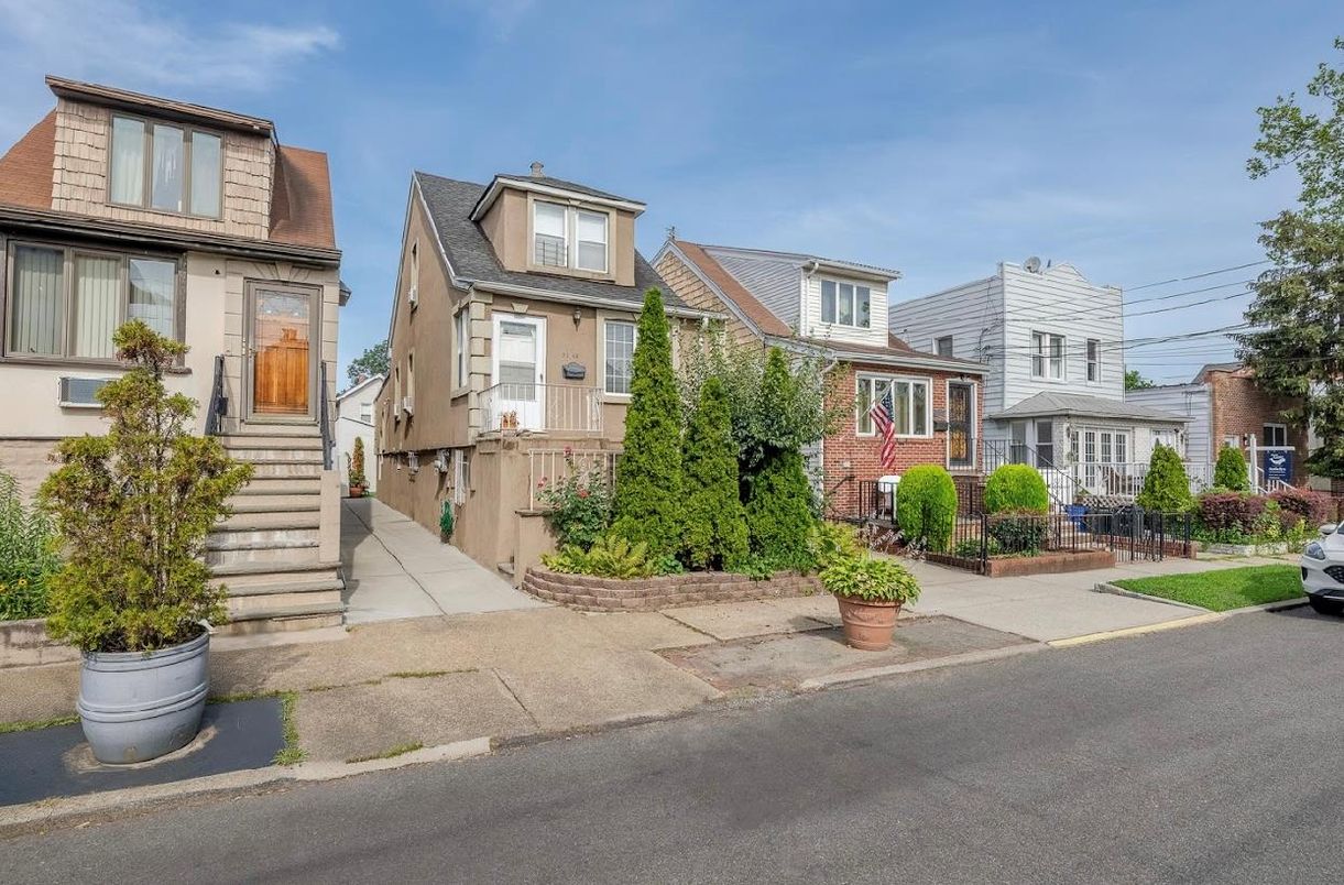 Exterior, Facade, Queen Anne Victorian