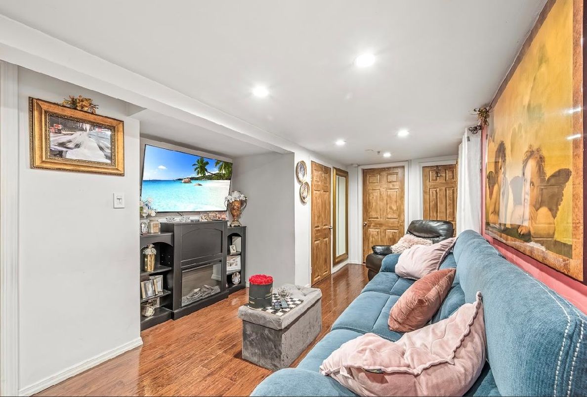 Interior, Living room, Recessed Lighting, Wood Texture Flooring
