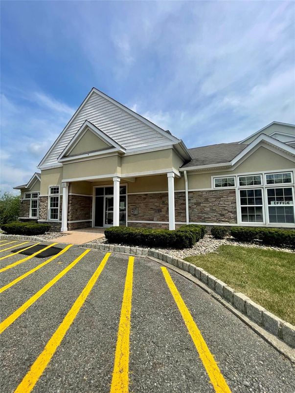 Exterior, Facade, Ranch