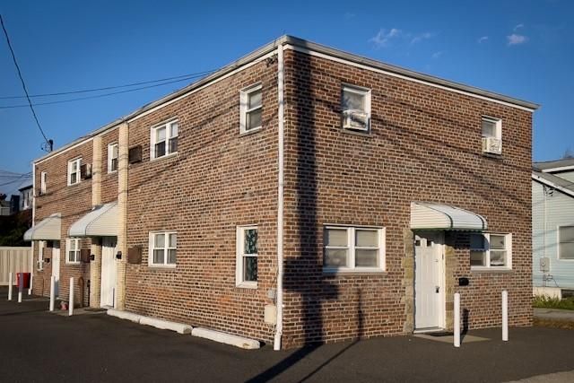 Exterior, Facade, Brick Facade, Rowhouse