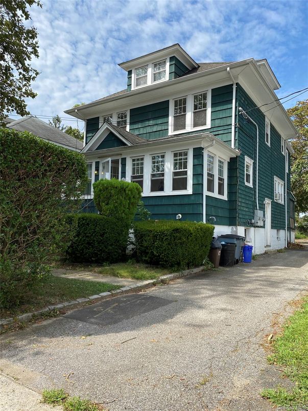 Exterior, Facade, American Foursquare