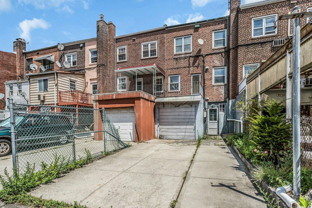 Attached, Exterior, Facade, Brick Facade, Rowhouse