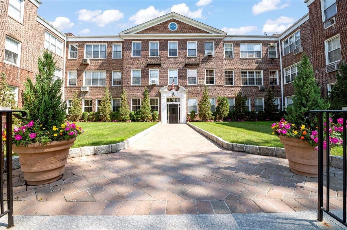 Exterior, Facade, Brick Facade, Georgian