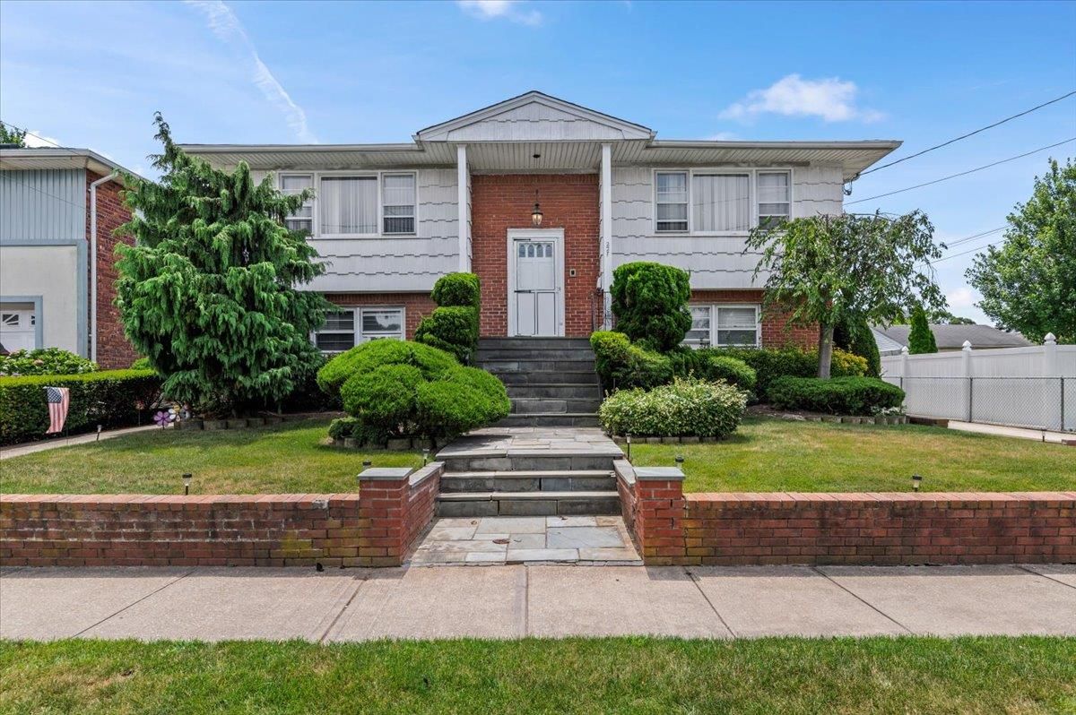 Exterior, Facade, Brick Facade, Raised Ranch