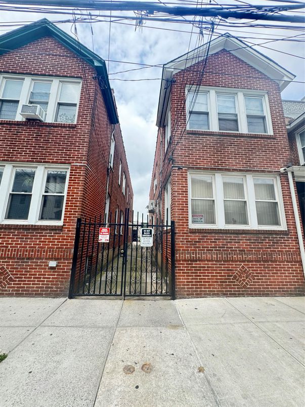Exterior, Facade, Brick Facade, Rowhouse