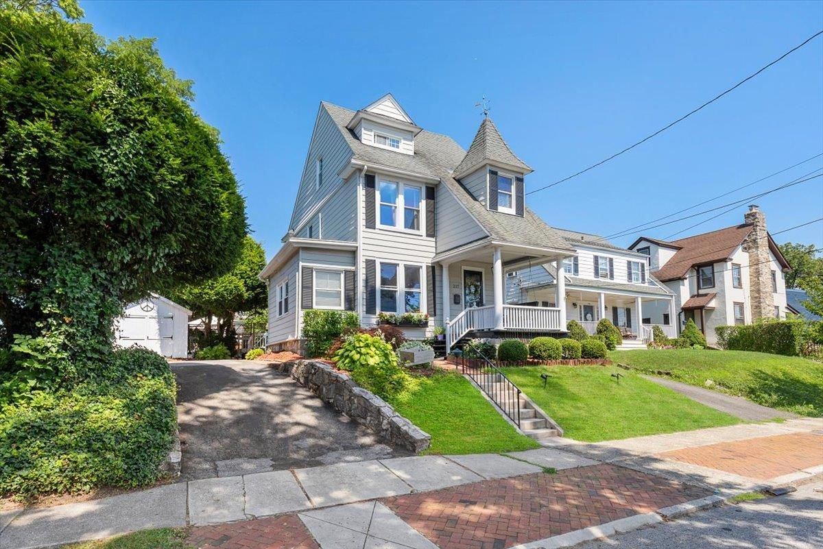 Exterior, Facade, Queen Anne Victorian