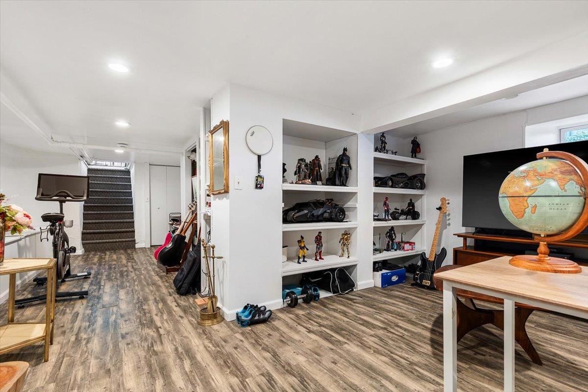 Fitness Equipment, Interior, Recessed Lighting, Wood Texture Flooring
