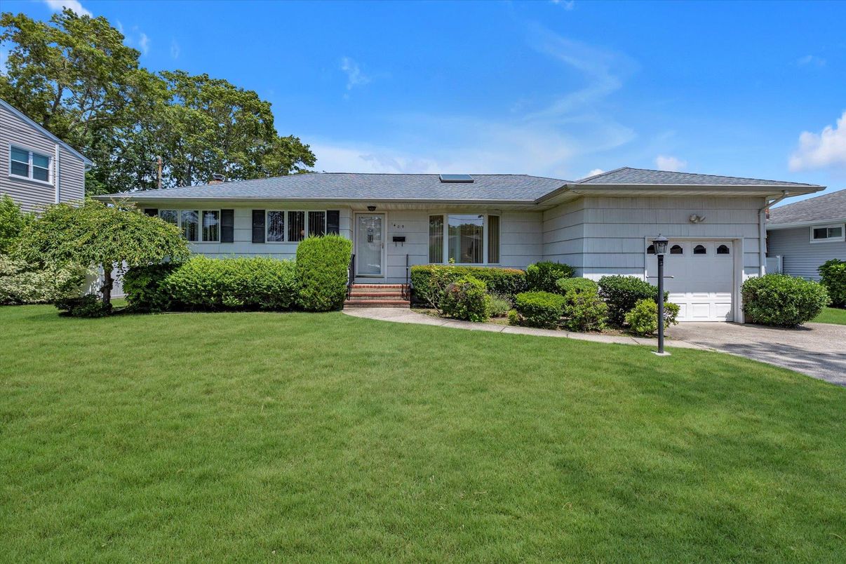 Attached, Exterior, Facade, Ranch