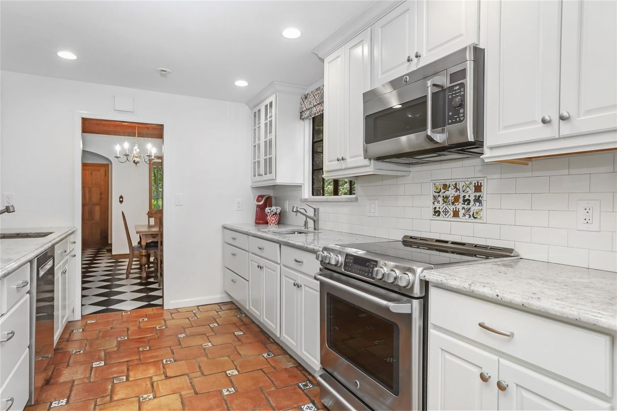 Chandelier, Dining room, Interior, Kitchen, Recessed Lighting, Stainless Steel Appliances