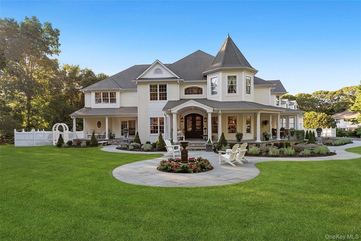 Backyard, Exterior, Facade, Queen Anne Victorian