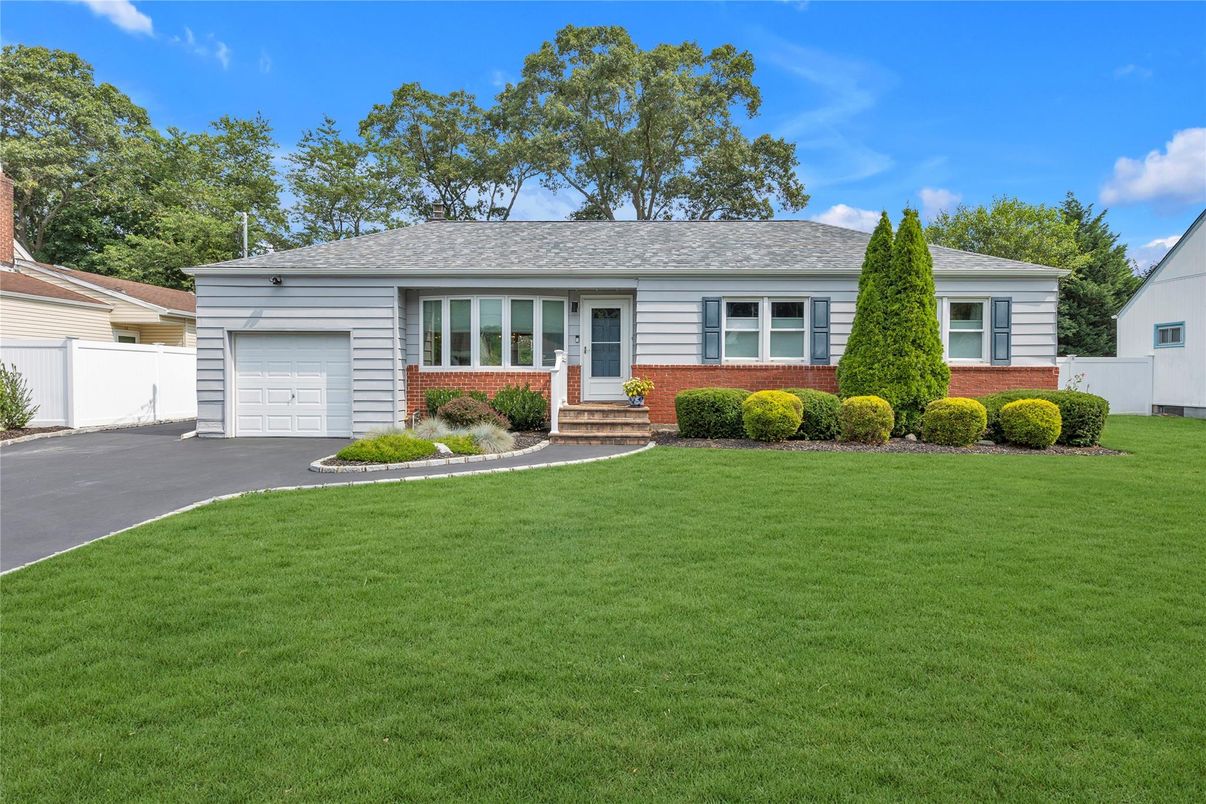 Attached, Exterior, Facade, Brick Facade, Ranch