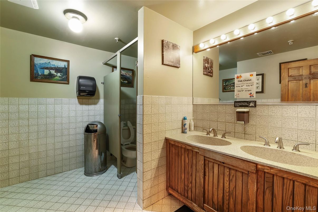 Bathroom, Dual Sink Vanities, Interior