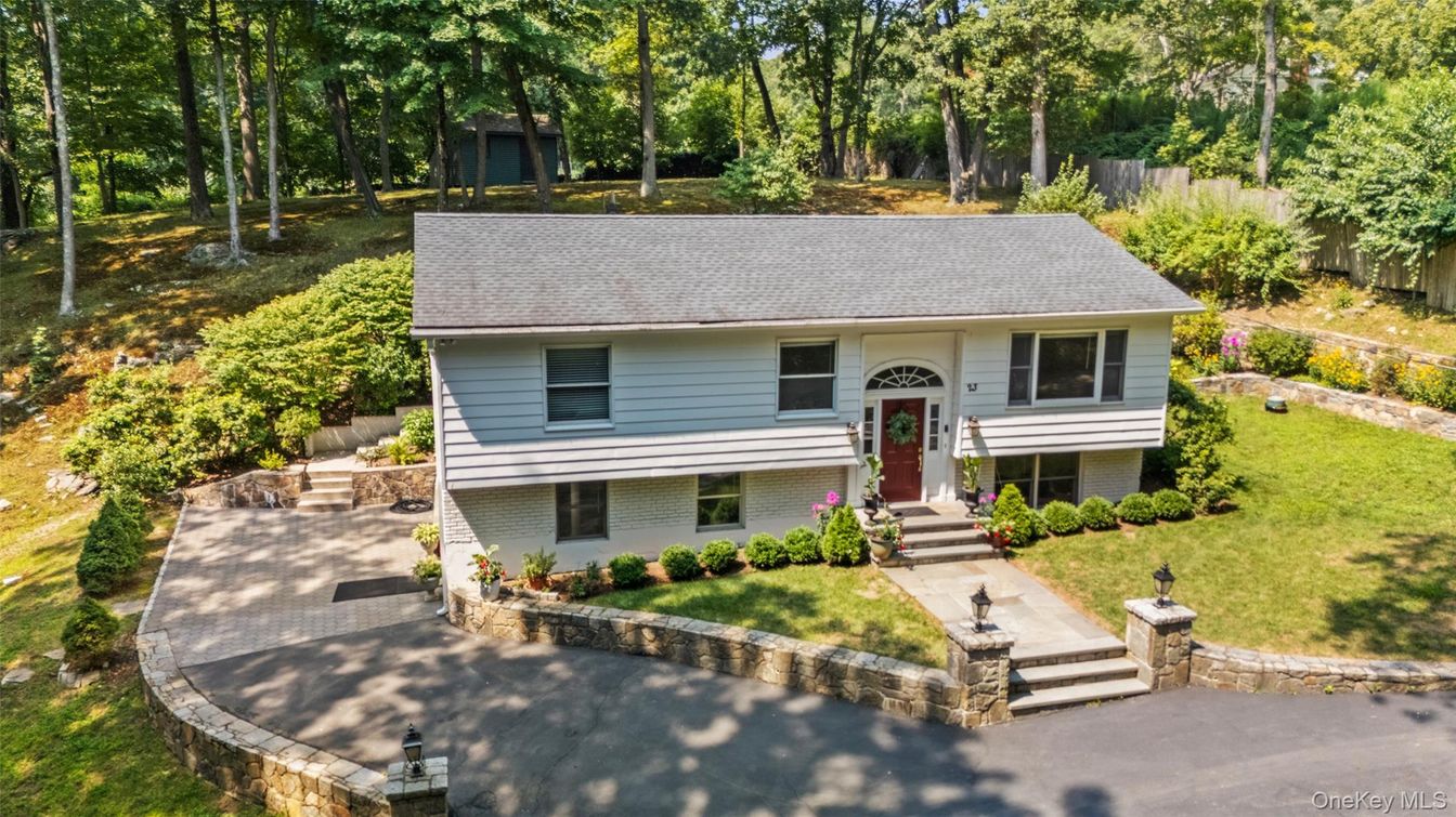 Exterior, Facade, Raised Ranch