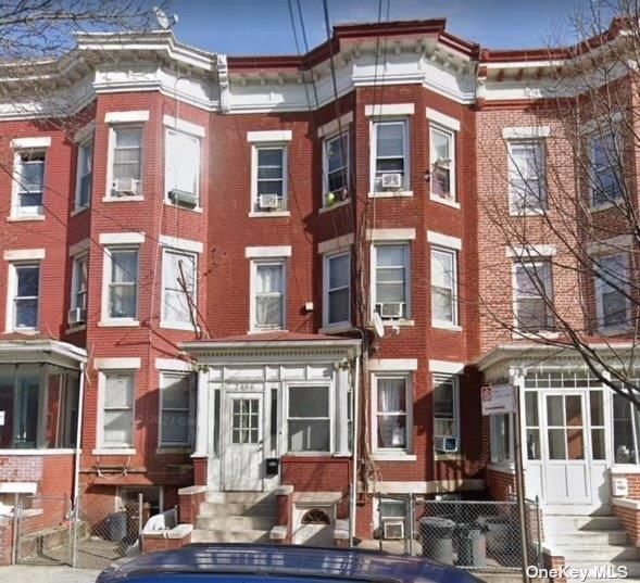 Exterior, Facade, Brick Facade, Rowhouse
