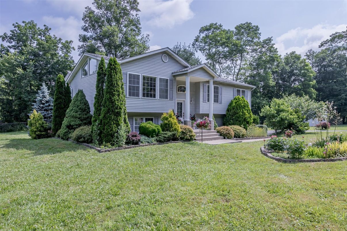 Backyard, Exterior, Facade, Raised Ranch