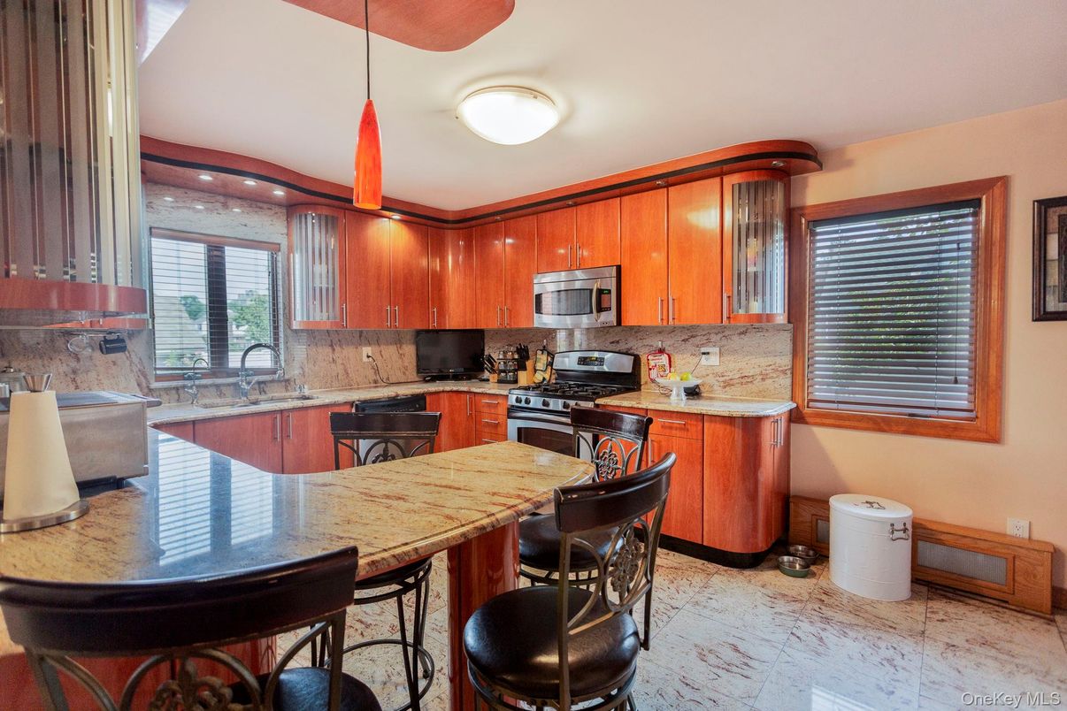 Dining room, Interior, Kitchen, Pendant Lights, Recessed Lighting, Stainless Steel Appliances