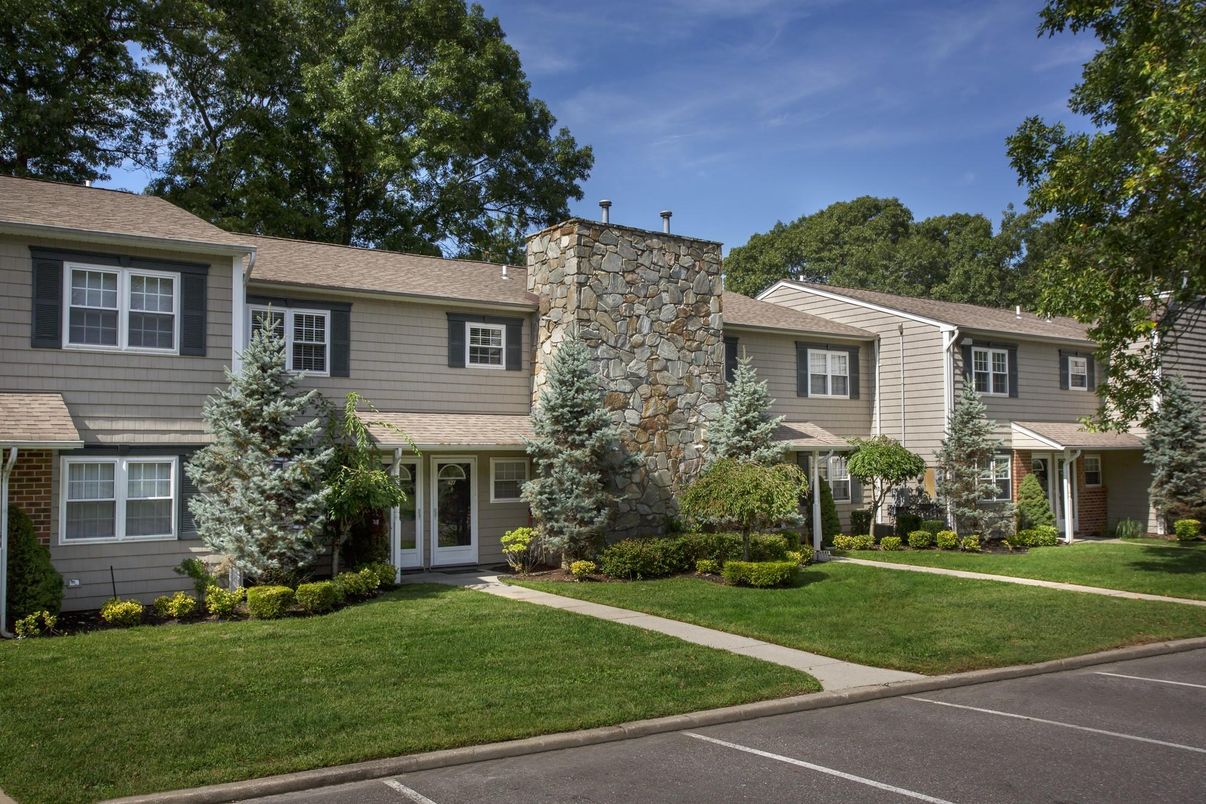 Exterior, Facade, Raised Ranch