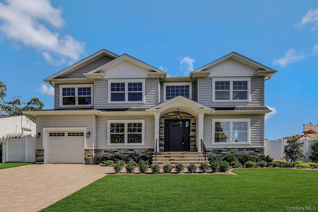 Attached, Exterior, Facade, American Craftsman