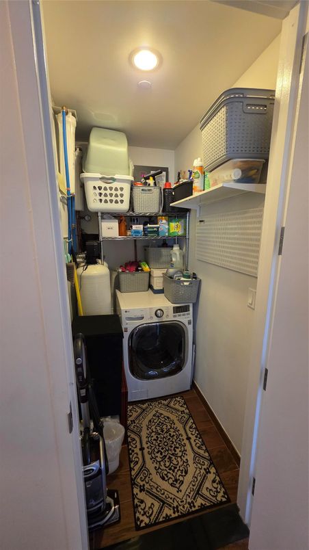 Interior, Recessed Lighting, Washer, Wood Texture Flooring