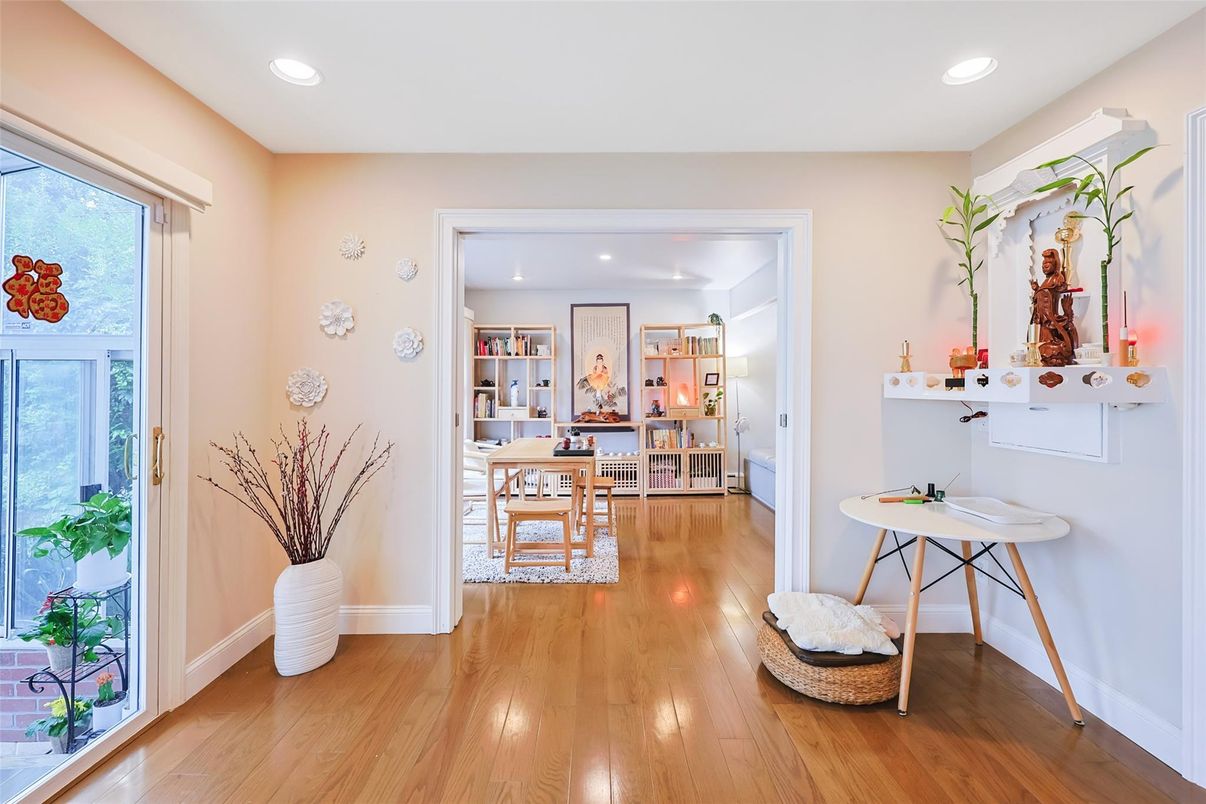 Interior, Recessed Lighting, Wood Texture Flooring