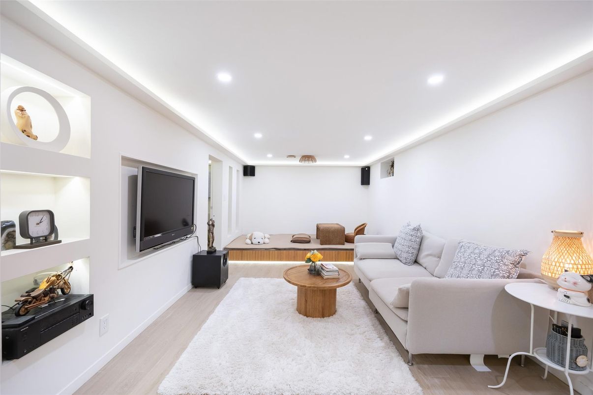 Interior, Living room, Recessed Lighting, Wood Texture Flooring