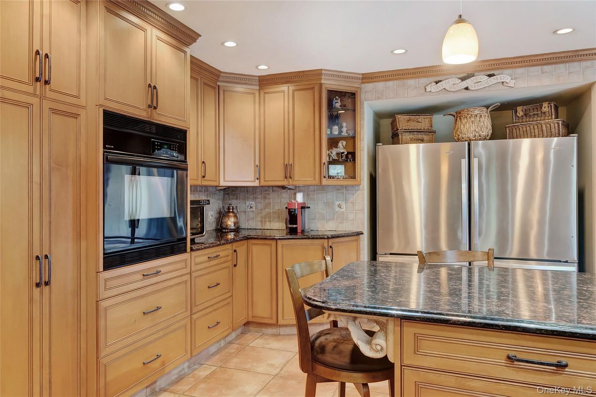 Dining room, Interior, Kitchen, Recessed Lighting, Stainless Steel Appliances