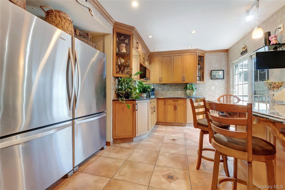 Dining room, Interior, Kitchen, Recessed Lighting, Stainless Steel Appliances
