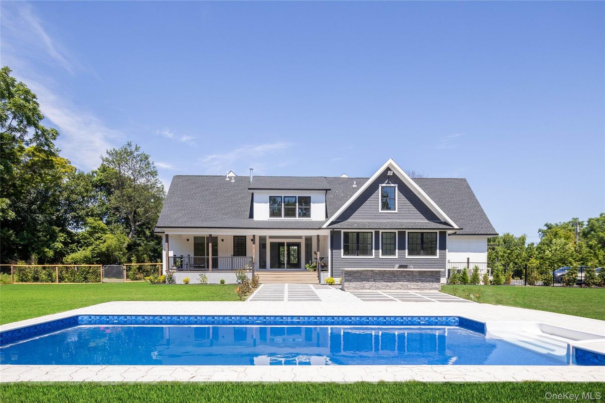 Exterior, Facade, Pool, Farmhouse