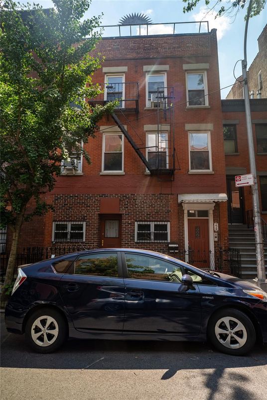 Exterior, Facade, Brick Facade, Rowhouse