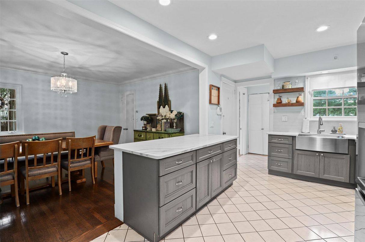 Chandelier, Dining room, Interior, Kitchen, Recessed Lighting, Wood Texture Flooring