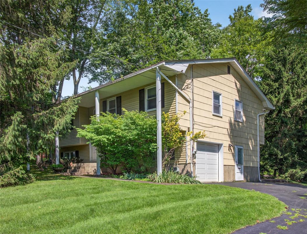 Attached, Exterior, Facade, Split Level