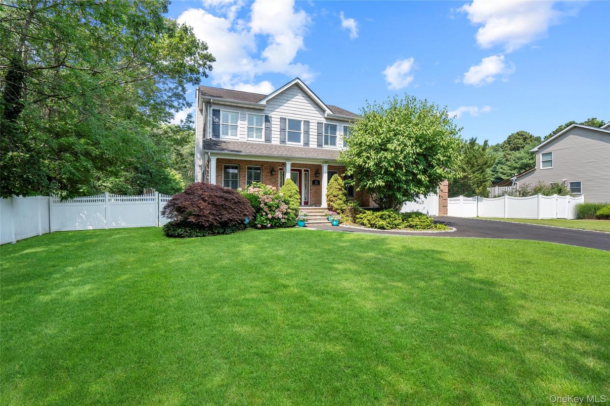 Attached, Backyard, Exterior, Facade, Brick Facade, Georgian
