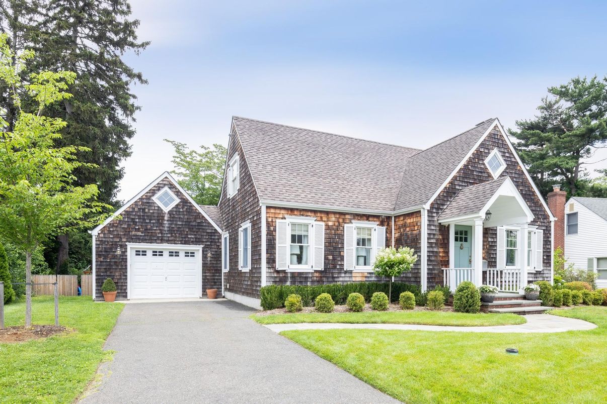 Attached, Exterior, Facade, Cape Cod