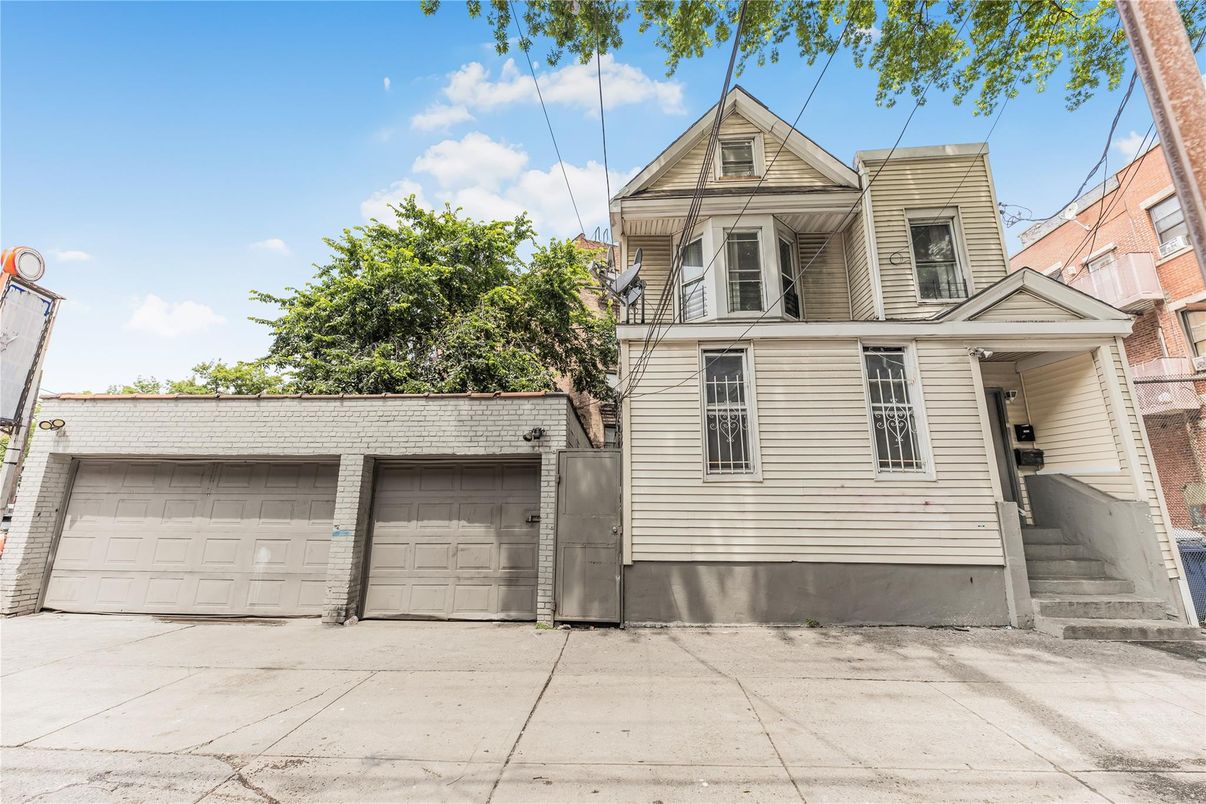 Attached, Exterior, Facade, Queen Anne Victorian
