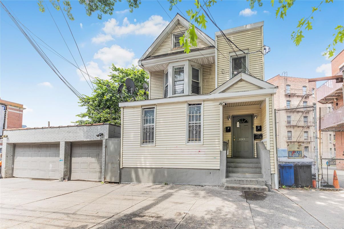 Attached, Exterior, Facade, Queen Anne Victorian