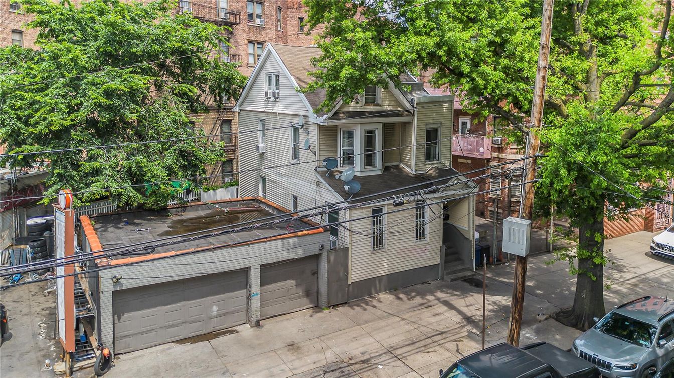Attached, Exterior, Facade, Queen Anne Victorian