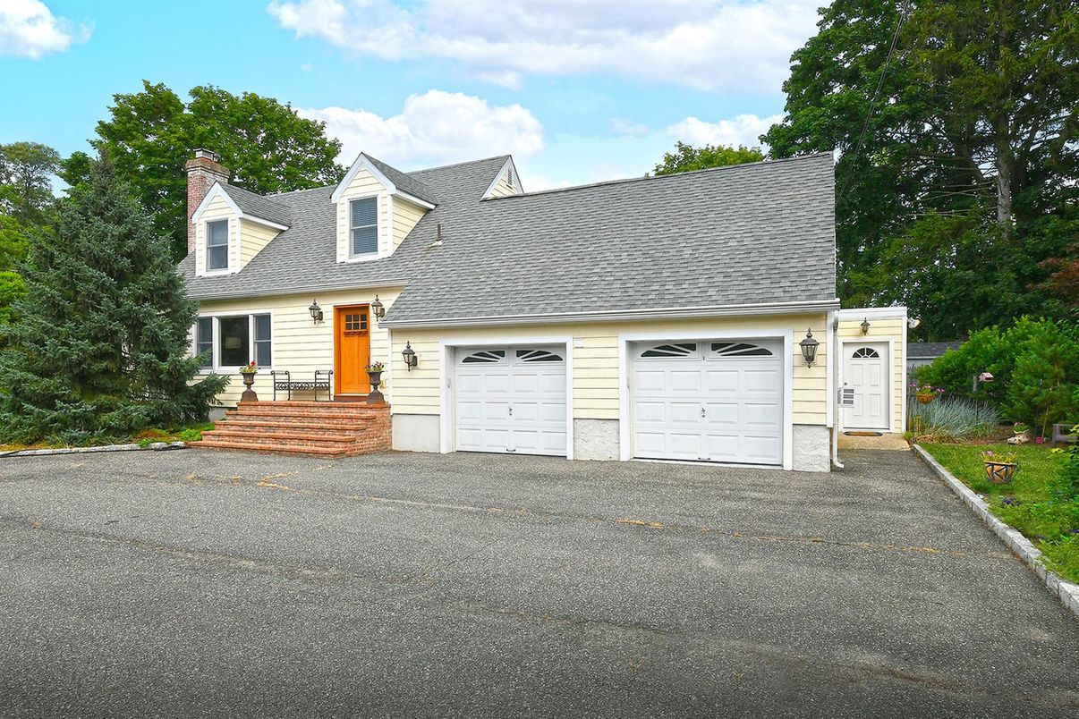 Attached, Exterior, Facade, Cape Cod