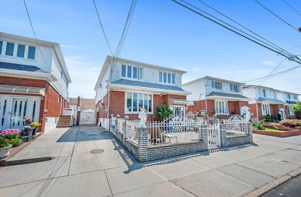 Exterior, Facade, Brick Facade, Rowhouse