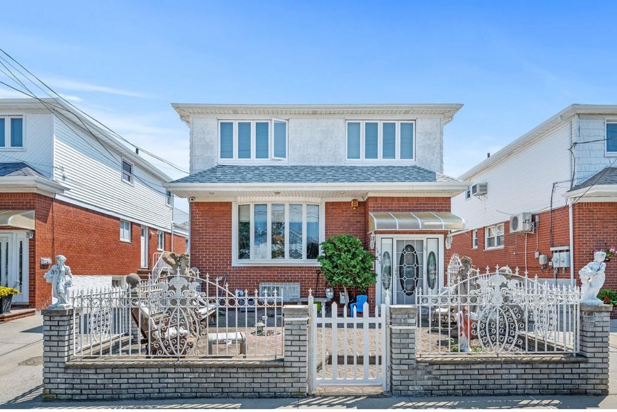 Exterior, Facade, Brick Facade, American Foursquare