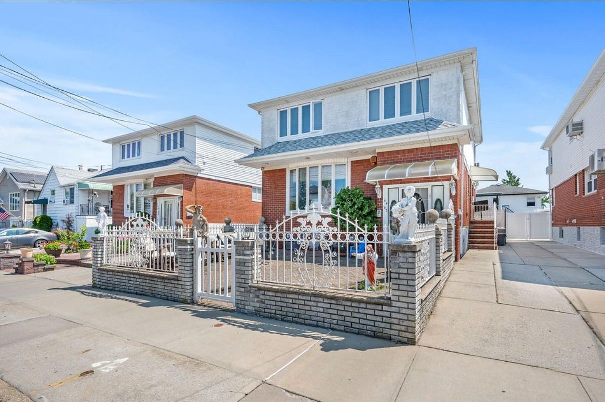 Exterior, Facade, Brick Facade, American Foursquare
