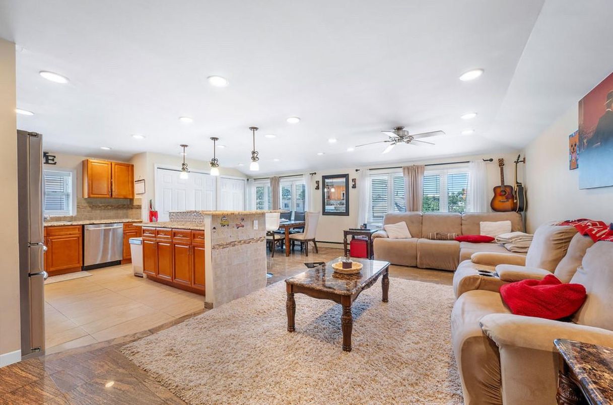 Dining room, Interior, Kitchen, Living room, Pendant Lights, Recessed Lighting, Stainless Steel Appliances