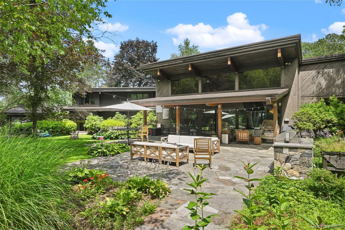Backyard, Exterior, Outdoor Kitchen