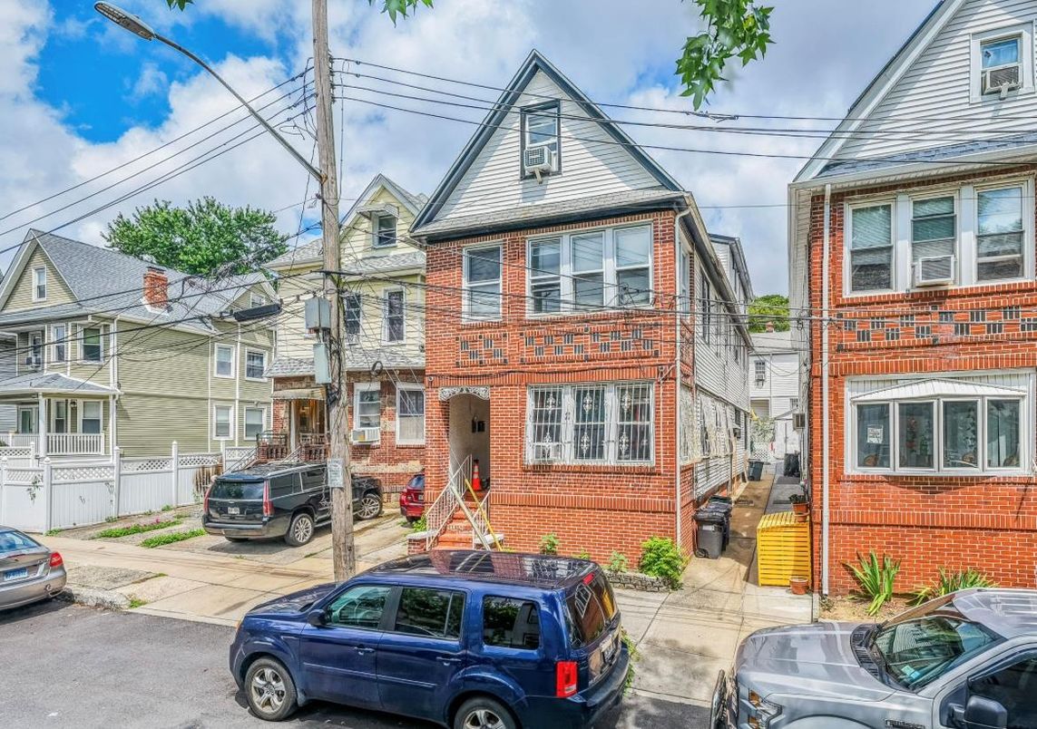 Exterior, Facade, Brick Facade, Rowhouse
