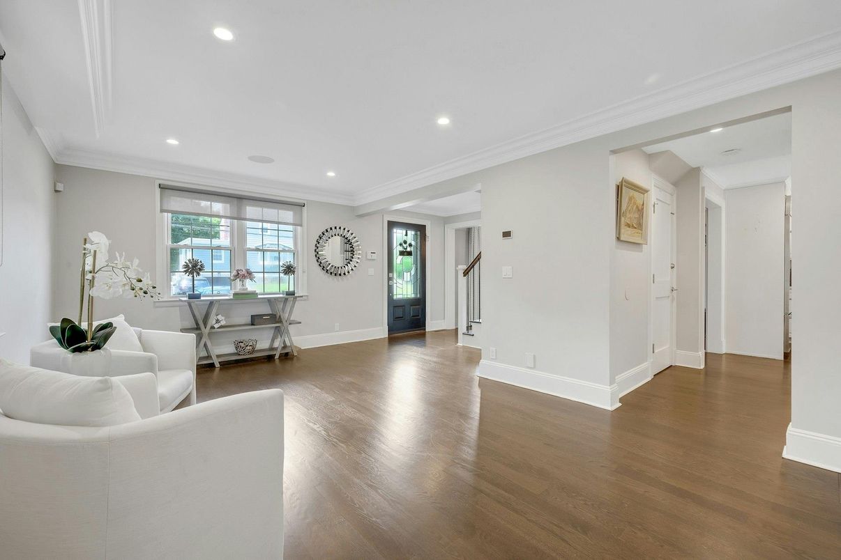 Interior, Recessed Lighting, Wood Texture Flooring