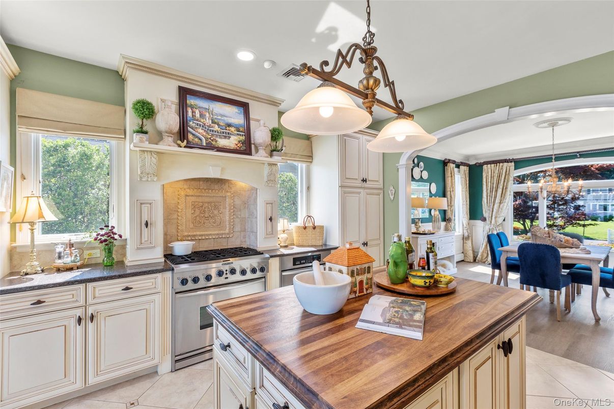 Chandelier, Dining room, Interior, Kitchen, Pendant Lights, Recessed Lighting, Stainless Steel Appliances, Wood Texture Flooring
