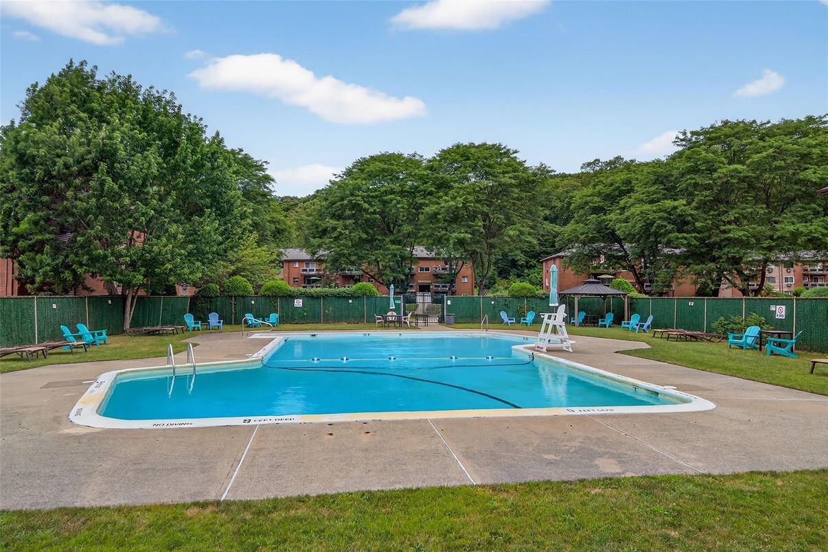 Exterior, Playground, Pool
