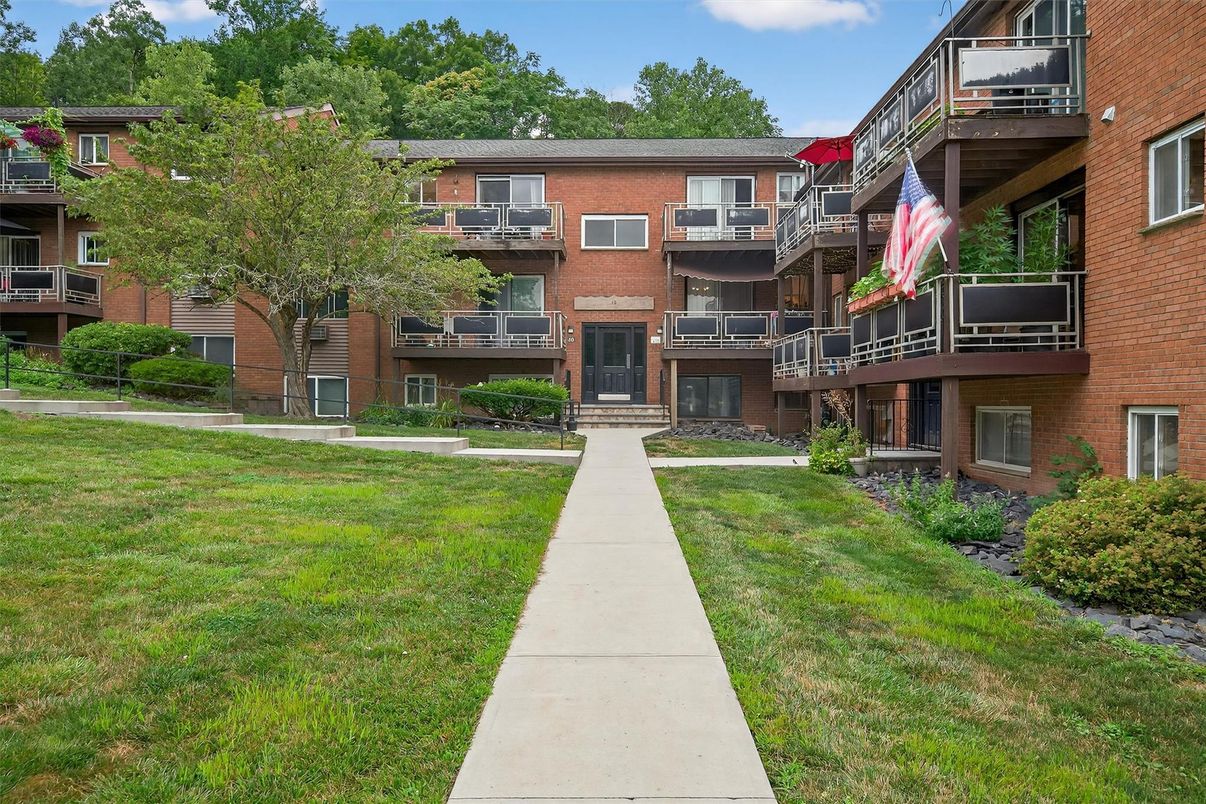 Exterior, Facade, Brick Facade, Rowhouse