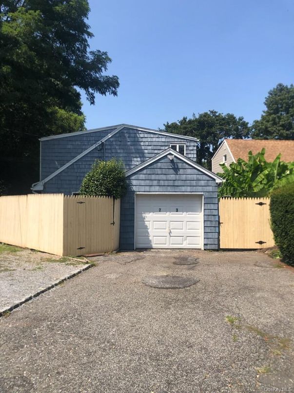 Attached, Exterior, Facade, None