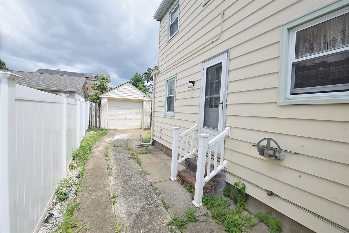 Detached Garage, Exterior