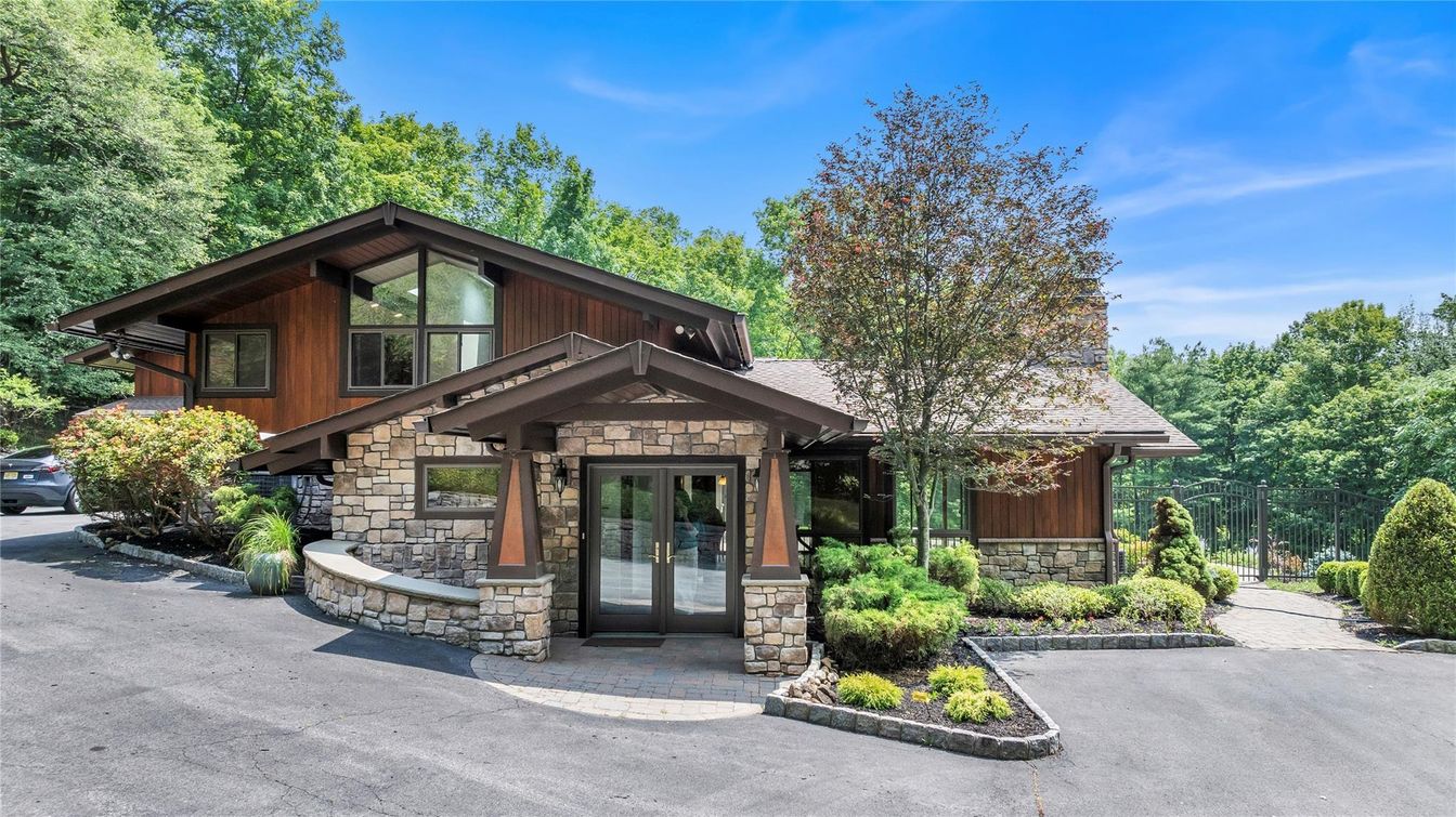 Exterior, Facade, Log Home